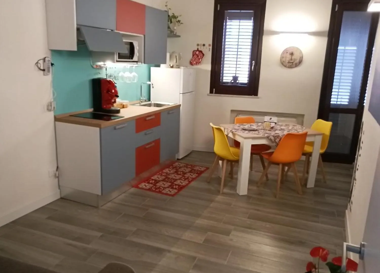 Aura\'S Apartment contacts